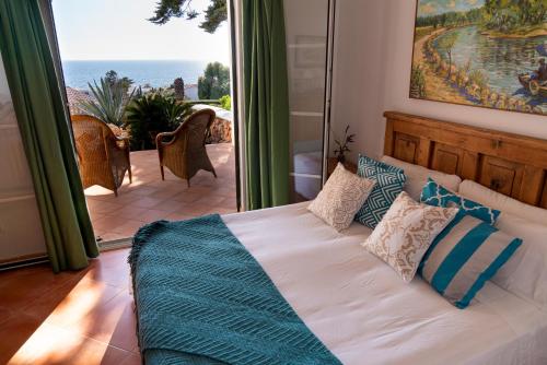 een slaapkamer met een bed en uitzicht op de oceaan bij VILLA BINIBECA LIFE in Binibeca