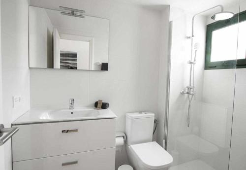y baño con aseo, lavabo y ducha. en Holyhome premium 112 en Costa Teguise