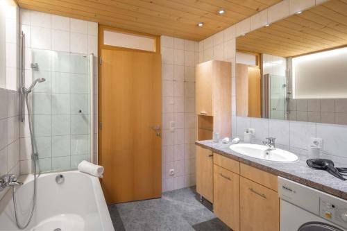 Kylpyhuone majoituspaikassa Ferienwohnung Flanuf