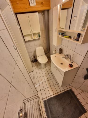 Et badeværelse på Cosy Tromsø Apartment
