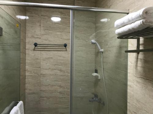 台東市的住宿－台東旅人民宿 ，浴室里设有玻璃门淋浴
