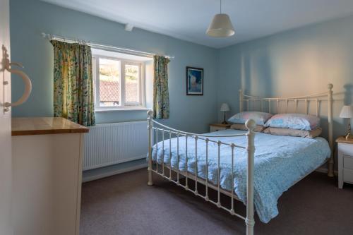 En eller flere senger på et rom på Parnham Cottage