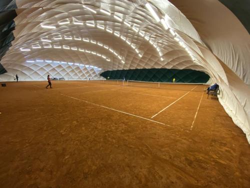 Instalaciones para jugar a tenis o squash en Hotel Panorama De Luxe o alrededores