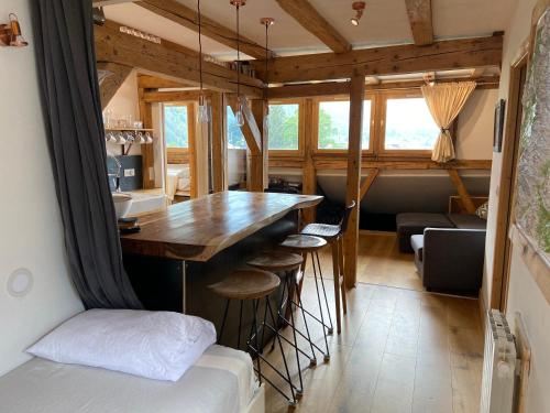 uma pequena cozinha com uma mesa e bancos num quarto em Beautiful apartment in Chamonix centre with superb mountain views em Chamonix-Mont-Blanc