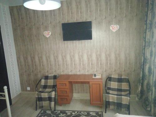 Cette chambre comprend un bureau et deux chaises. dans l'établissement Motel Chalet, à Vita-Pochtovaya