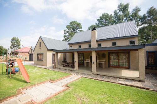 a house with a large yard in front of it at Sorgenvrei in Dullstroom