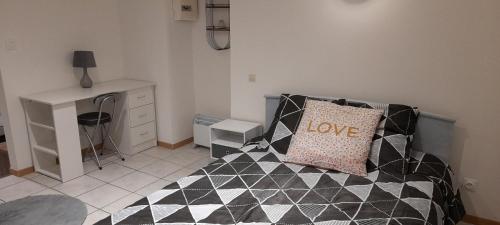 - une chambre avec un lit doté d'un oreiller dans l'établissement Très belle Appartement F1 bis, à Perpignan