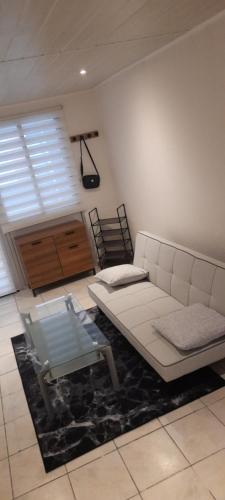un salon avec un canapé et une table dans l'établissement Très belle Appartement F1 bis, à Perpignan