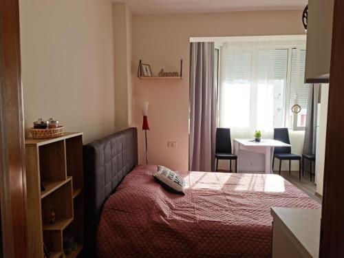 - une chambre avec un lit et une table avec des chaises dans l'établissement Lovely one bedroom studio in Tirana, à Tirana