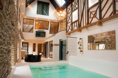 una casa con piscina al centro di un edificio di Domaine de Meros a Plonévez-du-Faou