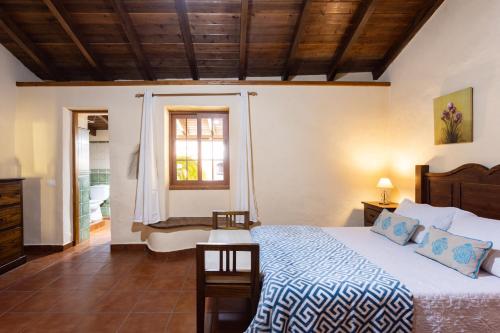 a bedroom with a bed and a window at Home2Book Las Mimbreras in Agulo