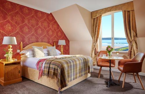 una camera d'albergo con letto e finestra di Bellbridge House Hotel a Spanish Point