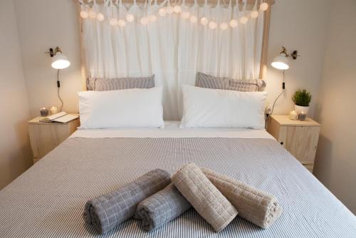 een slaapkamer met een groot bed met 2 kussens erop bij Malagaflat Rooftop Apartment City Center in Málaga