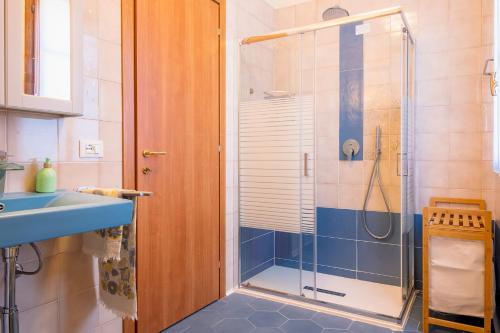 A bathroom at La Casa Sul Porto - Italian Homing