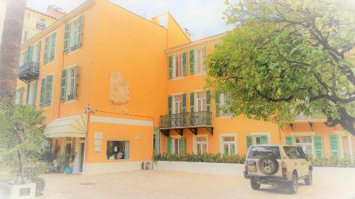 a small car parked in front of a building at Hôtel restaurant Oasis in Nice