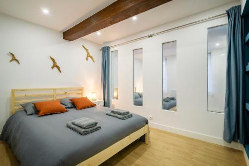 sypialnia z dużym łóżkiem w pokoju z oknami w obiekcie Superbe appartement plein centre, calme, Netflix w mieście Mirepoix