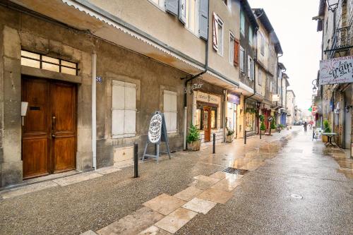 an empty street with a sign on the side of a building at Superbe appartement plein centre, calme, Netflix in Mirepoix