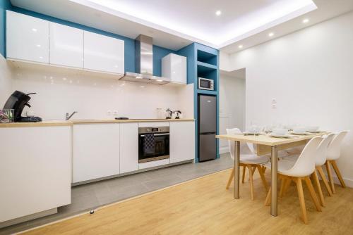 a kitchen and dining room with a table and chairs at Superbe appartement plein centre, calme, Netflix in Mirepoix