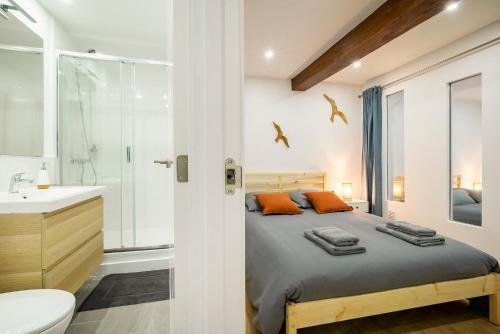 a bedroom with a bed and a sink and a toilet at Superbe appartement plein centre, calme, Netflix in Mirepoix