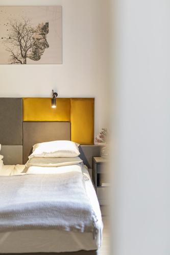 a bedroom with a bed and a picture on the wall at Homewell Apartments Żelazko in Poznań