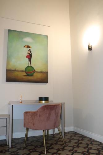 a painting of a couple standing under an umbrella at DOMUS IOLE appartamento nel centro storico in Catania