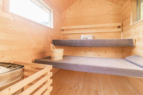 a sauna with two bunk beds in a wooden cabin at Ferienwohnung Lassing in Lassing