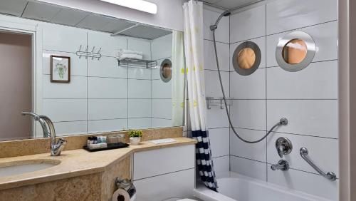 a bathroom with a shower and a sink at Tzuba Hotel in Ẕova