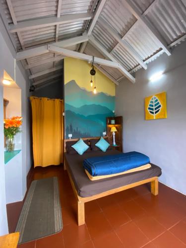 Een bed of bedden in een kamer bij The Birdhouse Backpackers Hostel