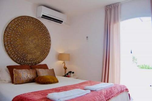 Un dormitorio con una cama grande con dos toallas encima. en Beautiful apartment with amazing Sea view, en Nerja