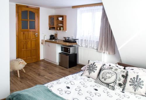 Η κουζίνα ή μικρή κουζίνα στο Miedzy Owcami B&B