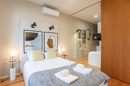 Tempat tidur dalam kamar di Cute & Bright Flat w/ AC by LovelyStay