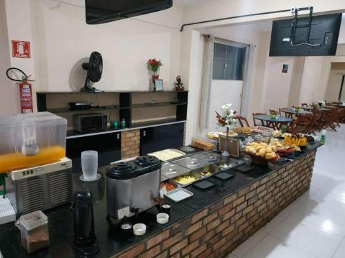 une cuisine avec un comptoir avec de la nourriture dessus dans l'établissement Hotel Lírio, à Carolina
