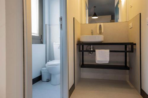 La salle de bains est pourvue d'un lavabo et de toilettes. dans l'établissement Font Andorra Hostel, à La Massana