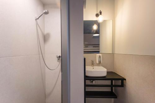  Font Andorra Hostel -  Room  picture :   Shower    Air conditioning    Shared bathroom                           