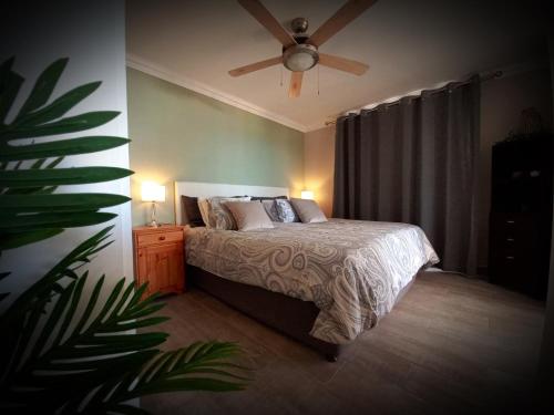 Ένα ή περισσότερα κρεβάτια σε δωμάτιο στο Bay-Side Apartment, Gordon's Bay