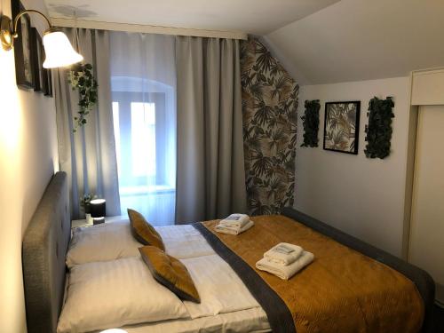 Una cama o camas en una habitación de Great Polonia Jelenia Góra City Center
