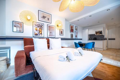 une chambre avec deux lits et un salon dans l'établissement MBM - Michelis, à Neuilly-sur-Seine