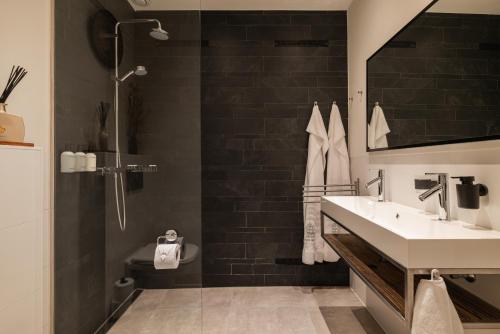 y baño con lavabo y ducha. en Leidse Square 5 star Luxury Apartment en Ámsterdam