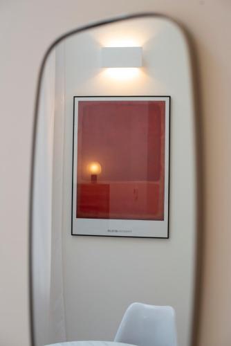 un miroir reflétant l'image d'une pièce éclairée dans l'établissement Cerisaie, à Paris