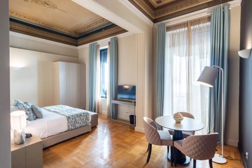una camera con letto, tavolo e sedie di 33SolonosSuites ad Atene