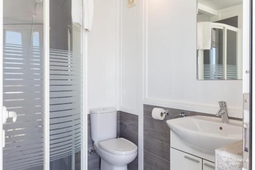 A bathroom at Tamarells 11