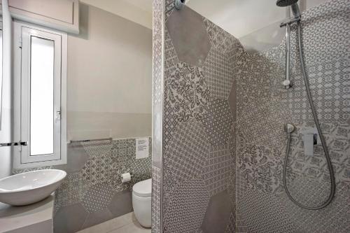 Et badeværelse på Victoria Apartments Mediterraneo