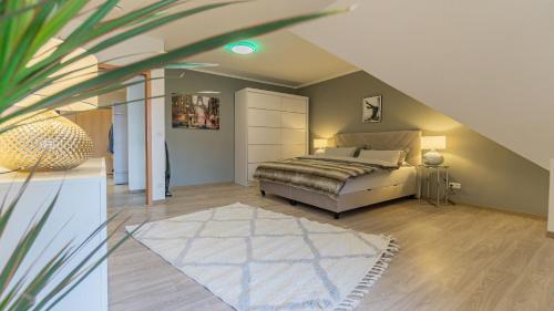 a bedroom with a large bed and a staircase at Altstadtapartment, 80 qm,2 Schlafzimmer,Parkplatz,Netflix in Cottbus