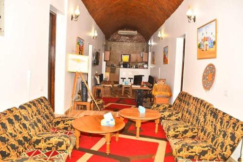 sala de estar con sofás y mesa en Om-Abdallah en Asuán