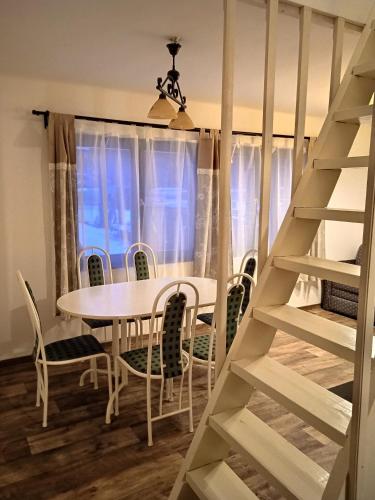 a dining room with a table and chairs at Kispatak Erdei Ház in Verőce