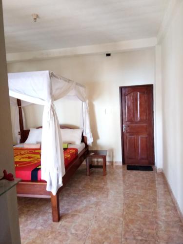 Ένα ή περισσότερα κρεβάτια σε δωμάτιο στο Sudi Homestay