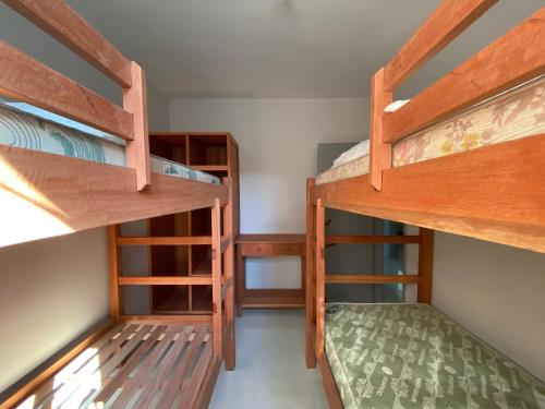 Dviaukštė lova arba lovos apgyvendinimo įstaigoje Casa em Bombinhas