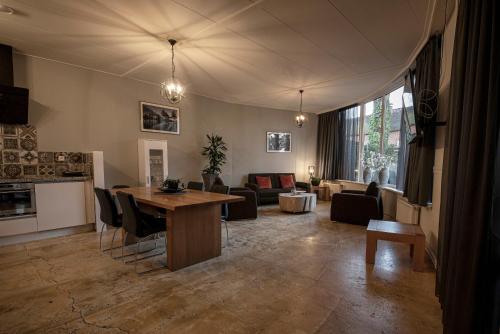 Brinkzicht Diever, appartement Bert في ديفير: غرفة معيشة مع طاولة وأريكة
