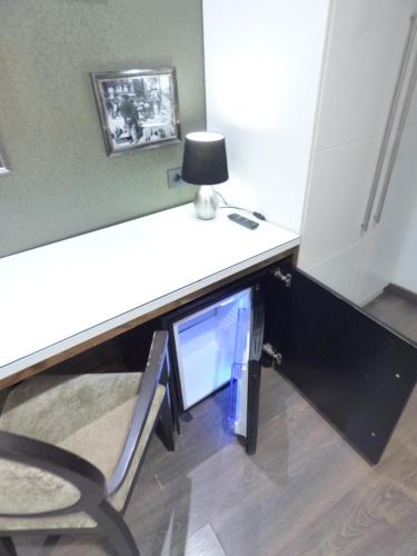 an office with a desk with a chair and a computer monitor at Moderno in Barcelona