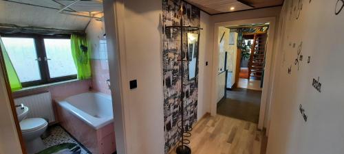 un bagno con vasca, lavandino e WC di Ferienwohnung Maroldsweisach a Maroldsweisach
